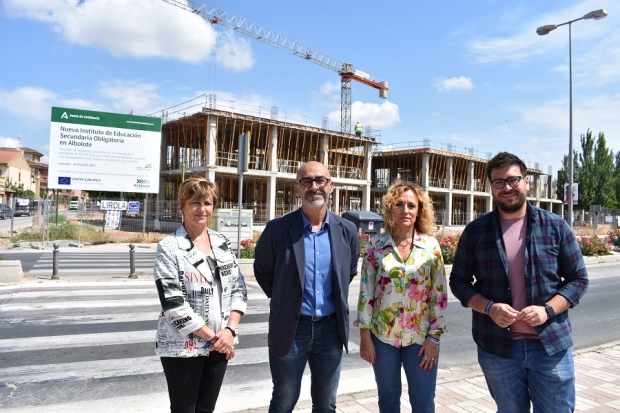 EL candidato a la alcaldía por el PP junto con otros miembros de su lista frente a las obras del nuevo instituto 