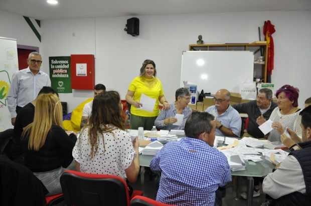 La candidata por IU para la Gente, Lidia Milena, junto a simpatizantes y militantes en la sede de IU 