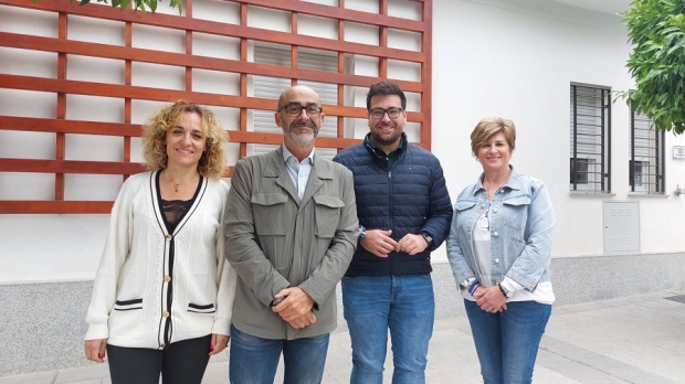 El candidato a la alcaldía por el PP, Salustiano Ureña, junto a las dependencias de la policía local 