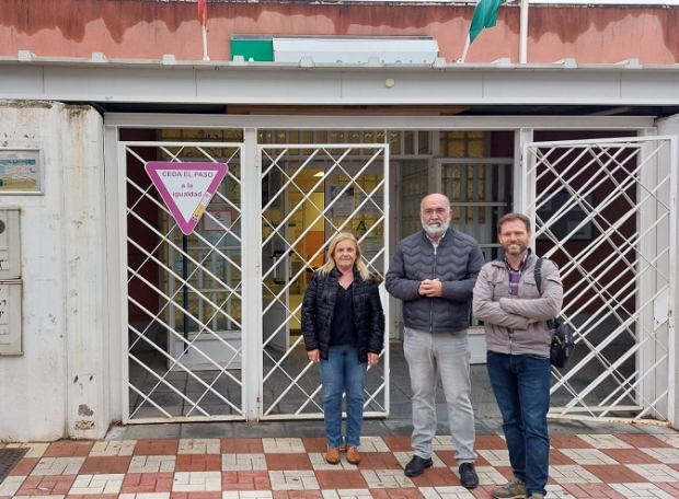 El candidato de Ciudadanos, Juanma Ocaña, junto al centro de salud 