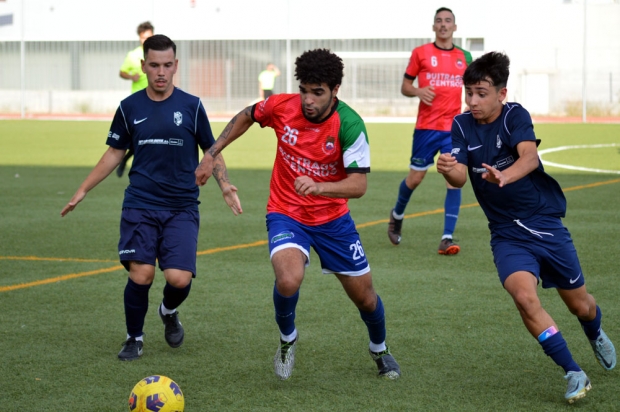 Un jugador del CF Imperio rodeado de dos jugadores del Churriana B (J. PALMA)