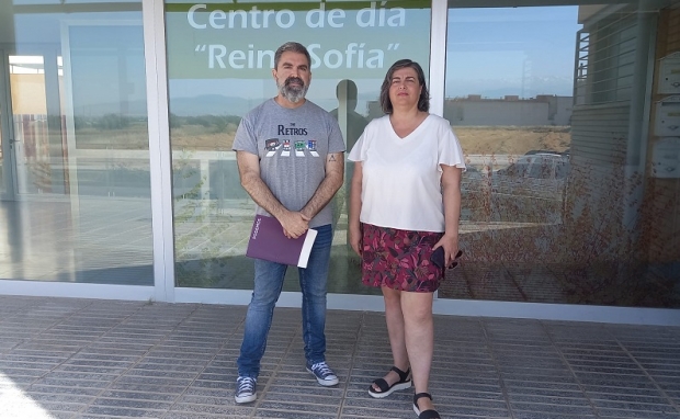 Los responsables de Podemos en Albolote frente a las viviendas tuteladas 