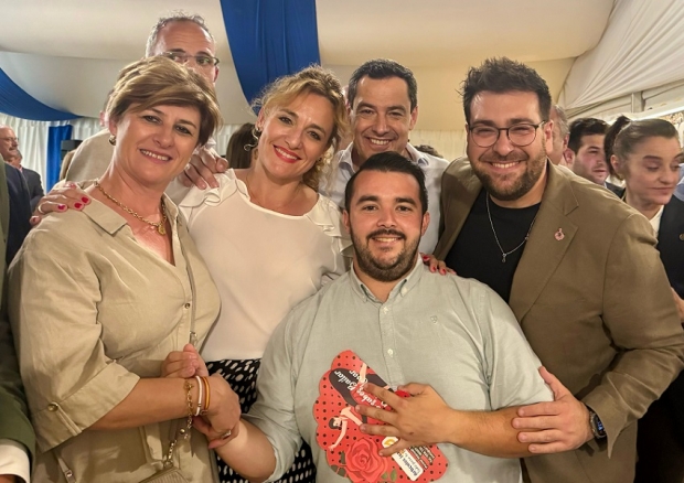 Responsables políticos de Albolote del PP junto al presidente andaluz, Juanma Moreno 