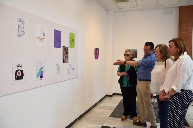 Familiares del pintor Manuel Rodríguez, representantes de la Fundación y la concejala de Cultura observan algunos de los dibujos presentados.
