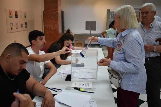 Una ciudadana ejerce su derecho al voto en el colegio ubicado en la casa de la cultura de Albolote 