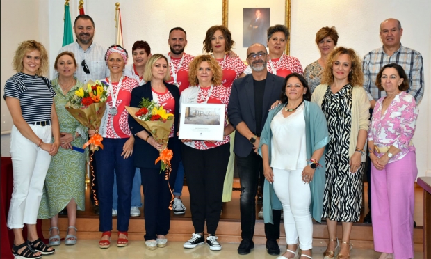 Representantes de la Asociación Remama reciben el reconocimiento social del Ayuntamiento de Albolote