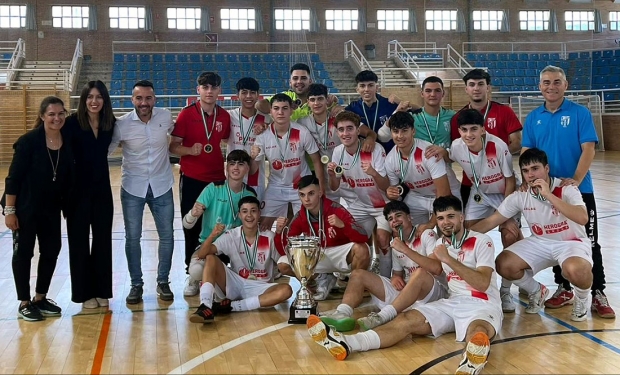Jugadores y cuerpo técnico del Albolote Pyltin celebra la Copa Andalucía (ALBOLOTE FUTSAL)