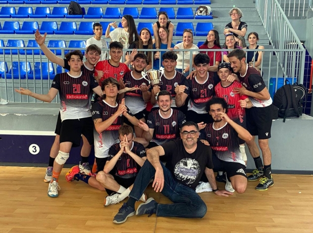Los jugadores del RadioKable Albolote celebran la victoria en la Copa Provincial (ALBOLOTE CV`16)