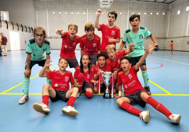 El equipo benjamón del Albolote Futsal celebra su título en la Copa Diputación (ALBOLOTE FUTSAL)