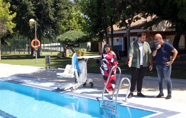 Salustiano Ureña, alcalde de Albolote, junto a los concejales Juan José Martínez e Ingrid Pérez visita la piscina municipal (J. PALMA)