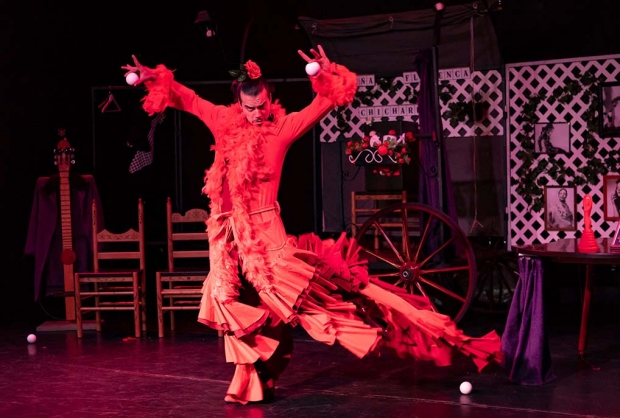 Chicharrón Circo Flamenco durante un momento de su espectáculo `Sin ojana` que traerá a Albolote este 9 de julio. Abajo, El Gran Dimitri, con su montaje `The legend`.