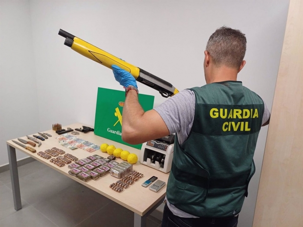 Droga y arma intervenidas en Albolote (GUARDIA CIVIL)