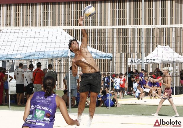 Una acción de uno de los partidos del Torneo Kids de Vóley Playa (J. PALMA)