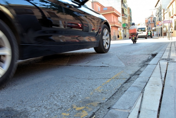 Una de las calles céntricas de Albolote con tráfico rodado 