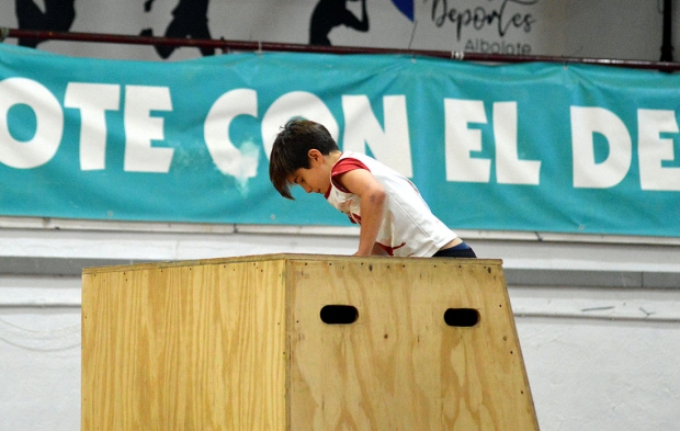 Un alumno de la escuela municipal de parkour durante una prueba (J. PALMA)