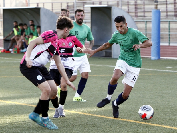 Romario, jugador del Imperio, en una jugada de ataque ante el At. Salobreña (J. PALMA)