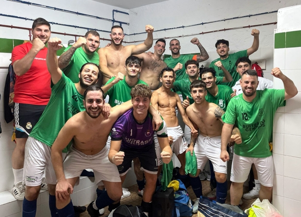 Los jugadores y técnico del Imperio celebran la victoria en Albuñol (CF IMPERIO)