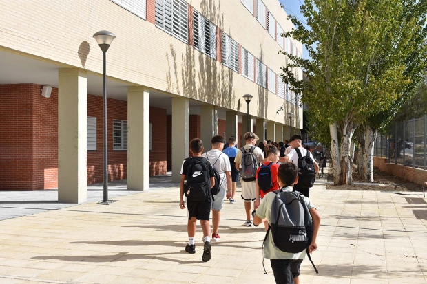 Entrada de los primeros alumnos de 1ª de ESO al nuevo centro.