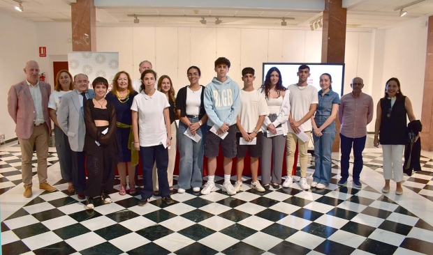 Los estudiantes condecorados junto a miembros de la Fundación Carvajal, concejales y docentes en el acto de entrega de los premios.