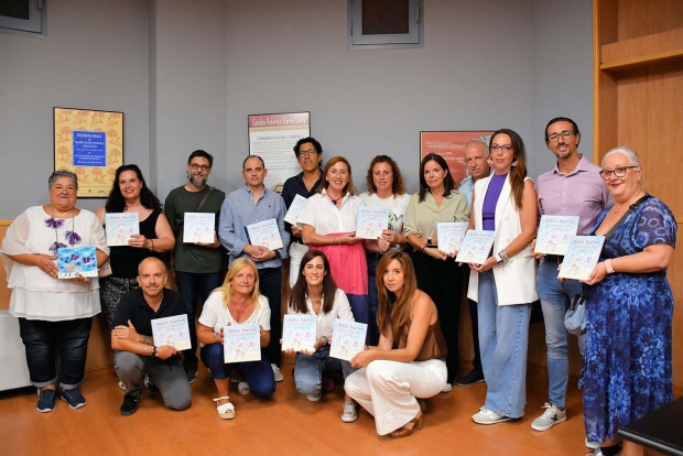 Docentes, mujeres de Amefa y concejalas del Ayuntamiento durante el acto de entrega del libro.