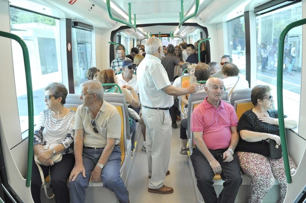 Usuarios de Metro Granada durante el primer viaje inaugural con salida de la parada de Albolote.