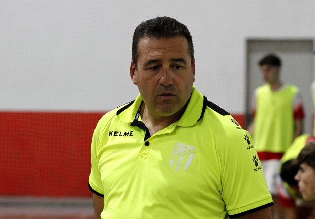 Ramón Balboa, entrenador del Albolote Herogra, durante un partido en casa (J. PALMA)