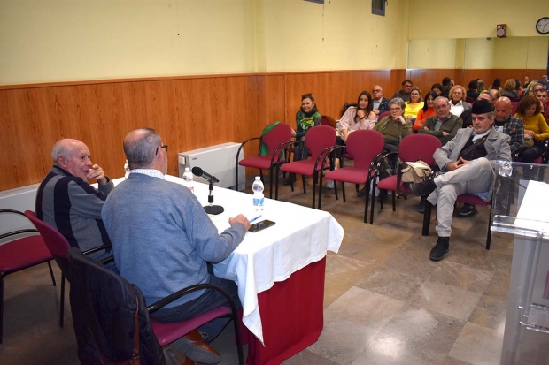 El poeta, Antonio Carvajal (i), durante la presentación del poemario.