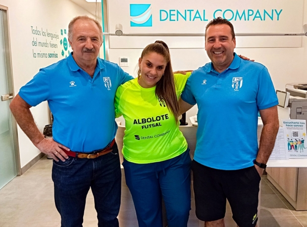 Armando Rodríguez y Ramón Balboa con la gerente de Dental Company en Albolote 