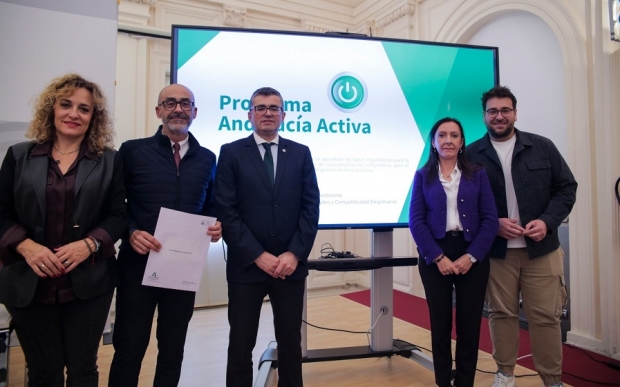 El alcalde, Salustiano Ureña, y la concejala de Empleo, Marta Nievas, junto al delegado de Empleo de la Junta de Andalucía 