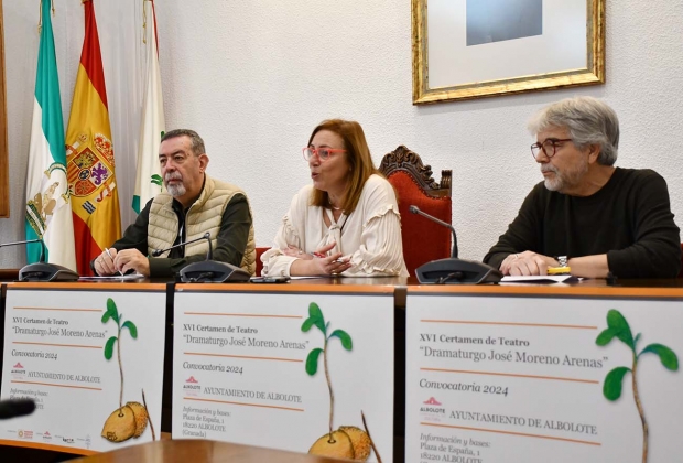 De izquierda a derecha, el dramaturgo José Moreno Arenas, la concejala de Cultura, Eugenia Rodríguez-Bailón y el actor, Mario Soria durante el fallo del certamen.