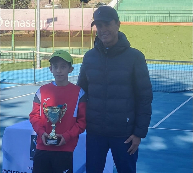 Iván Nievas con el trofeo de campeón de la final del Andalucía Tenis Tour