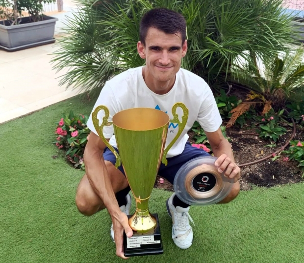 Yuri Syromolotov con el trofeo de campeón del Master ATT Division RozaRossa 2024