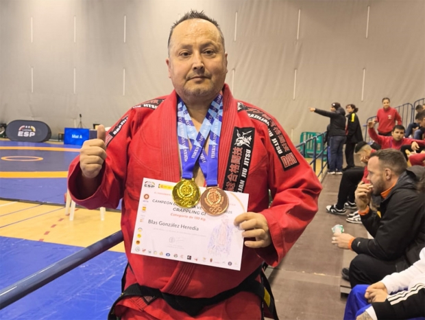 Blas González posa con las dos medallas obtenidas en el Campeonato de España de Grappling